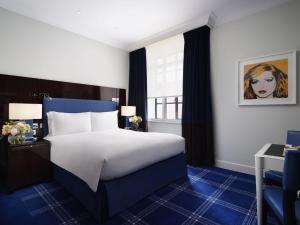 Postel nebo postele na pokoji v ubytování Sofitel London St James