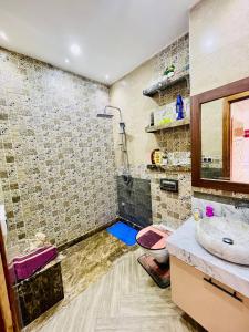 y baño con ducha, lavabo y aseo. en appartement au centre d´Agadir, en Agadir