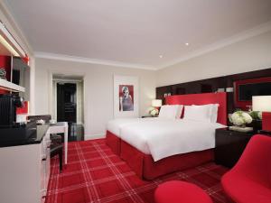 Postel nebo postele na pokoji v ubytování Sofitel London St James