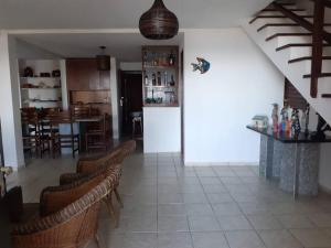 uma cozinha e sala de jantar com cadeiras e um frigorífico em Breeze & Shade Beira Mar em Parnamirim