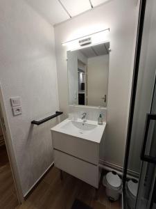 Bathroom sa Calais Plage - Joli studio entièrement rénové - Front de mer