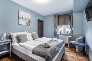 sypialnia z łóżkiem i krzesłem w obiekcie Room Mesi w mieście Rozvadov