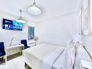 um quarto com uma cama, uma secretária e uma televisão em Èrsextius MMC Aix-en-Provence em Aix-en-Provence
