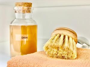 um frasco de óleo e uma escova numa toalha em Èrsextius MMC Aix-en-Provence em Aix-en-Provence