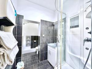 y baño con ducha y lavamanos. en Èrsextius MMC Aix-en-Provence, en Aix-en-Provence