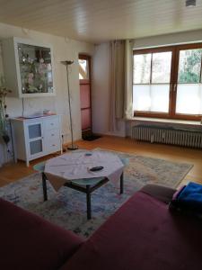 sala de estar con sofá y mesa de centro en Ferienwohnung Wiadahoam, en Marquartstein