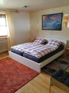 a bedroom with a bed in a room at Ferienwohnung Wiadahoam in Marquartstein