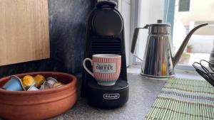 eine Kaffeetasse auf einer Kaffeemaschine in der Unterkunft Galaxidi Authentic Rooftop House in Galaxidi