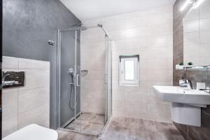 łazienka z prysznicem i umywalką w obiekcie Room Mesi w mieście Rozvadov +30 zdjęć