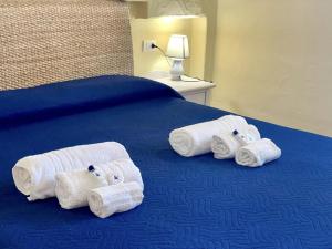 Una habitación de hotel con toallas en una cama. en Punta Est Trilocale Stupenda Vista Mare, en Capo Coda Cavallo 57 fotos más