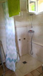 una ducha con cortina de ducha en un baño en studio rez-de-chaussée jusqu'à 4 personnes, en Joué-lès-Tours 17 fotos más