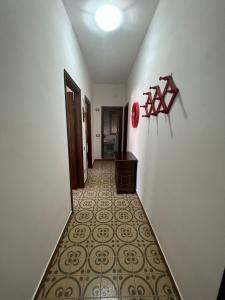 un pasillo con suelo de baldosa en una casa en Appartamento SS, en Follonica