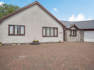 a large white house with a brick driveway at Bryn Llan in Bala