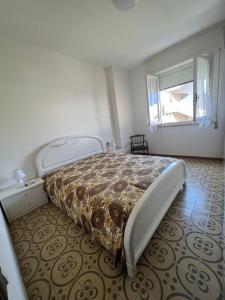1 dormitorio con 1 cama grande en una habitación en Appartamento SS, en Follonica