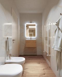 bagno con lavandino e specchio. di Marysel Rooms a Olbia