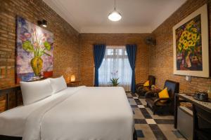 sypialnia z dużym białym łóżkiem w pokoju w obiekcie Calm House 3 w Hoi An