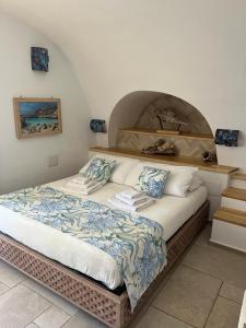 1 dormitorio con 1 cama grande y cabecero de madera en Stanza privata con giardino, en La Maddalena