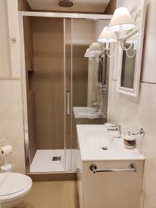 アルベロベッロにあるDriade dei Trulliのバスルーム(シャワー、洗面台、トイレ付)