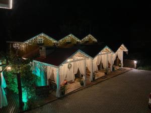 Chales e Spa Exclusive - Localizado Proximo do Centro في كانيلا: منظر علوي لمبنى به أضواء عيد الميلاد
