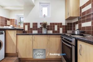 Kitchen o kitchenette sa Cozy 1 Bedroom Apartment By Allure Soirée -Luxury Short Stay & Serviced Accommodation HamptonCourt with Netflix
