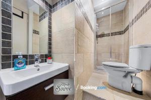 a bathroom with a toilet and a sink and a shower at Cozy 1 Bedroom Apartment By Allure Soirée -Luxury Short Stay & Serviced Accommodation HamptonCourt with Netflix in Molesey