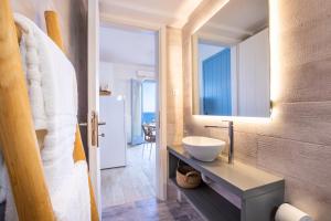 Koupelna v ubytování Yploui Suites + 37 fotografií