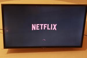 una pantalla de televisión con el logotipo de netflix. en Hospedaje Donaji, en Oaxaca City