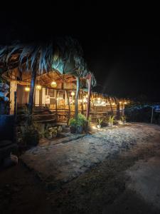 ein Gebäude mit Strohdach in der Nacht in der Unterkunft Diduli Hotel in Ella