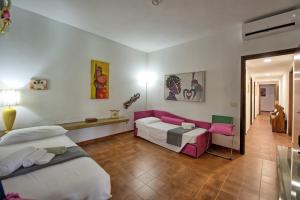 Un pat sau paturi într-o cameră la Villa Rocca Mare by PosarelliVillas +26 fotografii