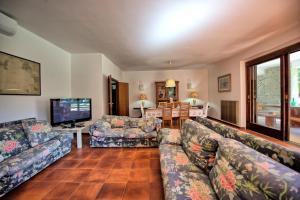 Un televizor și/sau centru de divertisment la Villa Rocca Mare by PosarelliVillas