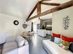 a living room with a couch and a table at Appartement ANTIGONE in Montpellier