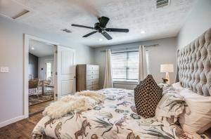 una camera con letto e ventilatore a soffitto di College Station Vacation Rental 4 Mi to Texas AandM a College Station