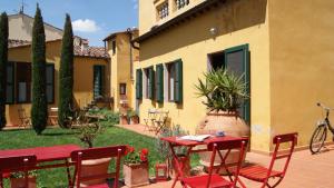 un patio con mesa y sillas y un edificio en Al Canto B&B en Florence