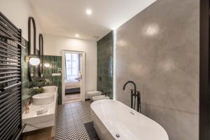 茲諾伊莫的住宿－Apartmány Marienhof，带浴缸、盥洗盆和卫生间的浴室