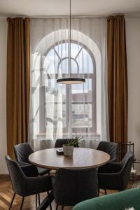 Apartmány Marienhof في زنويمو: غرفة طعام مع طاولة وكراسي ونافذة