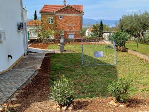 een tuin met een doel voor een huis bij Mar&Mar in Malinska