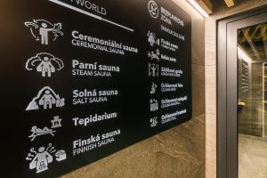 En logo, et sertifikat eller et firmaskilt på Hotel Atlantis