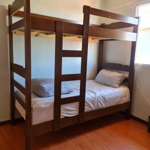 圣保罗Hostel On Top1 CGH SP QUARTO PRIVADO Congonhas的客房内的双层床和两张双层床