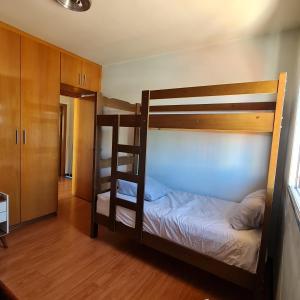 圣保罗Hostel On Top1 CGH SP QUARTO PRIVADO Congonhas的一间有两张双层床的双层床房