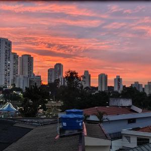 圣保罗Hostel On Top1 CGH SP QUARTO PRIVADO Congonhas的日落时分享有城市天际线的景致 更多4张照片