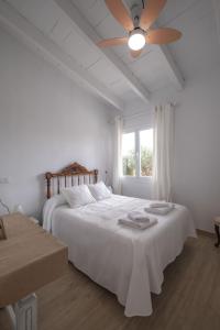 カラ・ブランカにあるKASSIOPEAの白いベッドルーム(ベッド1台、天井ファン付)