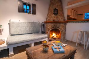 sala de estar con sofá y chimenea en KASSIOPEA, en Cala Blanca