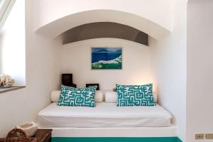 un letto in una camera con arco di Casa La Scaletta, Capri a Capri