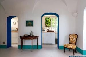 una sala da pranzo con tavolo e sedia di Casa La Scaletta, Capri a Capri