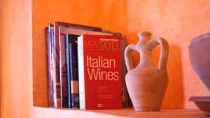 un livre et un vase sur une étagère avec des livres dans l'établissement Al Canto B&B, à Florence