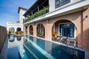 une piscine en face d'un bâtiment dans l'établissement Calm House 3, à Hội An