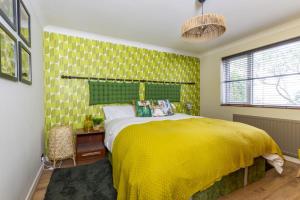 um quarto com uma cama amarela com um cobertor amarelo em Harbour Lights em Dartmouth