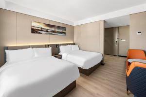 Postel nebo postele na pokoji v ubytování Ly New York Hotel