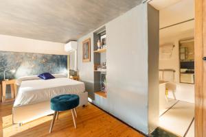 Tempat tidur dalam kamar di penthouse in exclusive borgo pio district