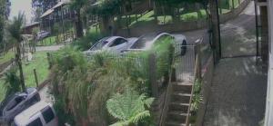un coche está aparcado fuera de una casa en Chales e Spa Exclusive - Localizado Proximo do Centro, en Canela